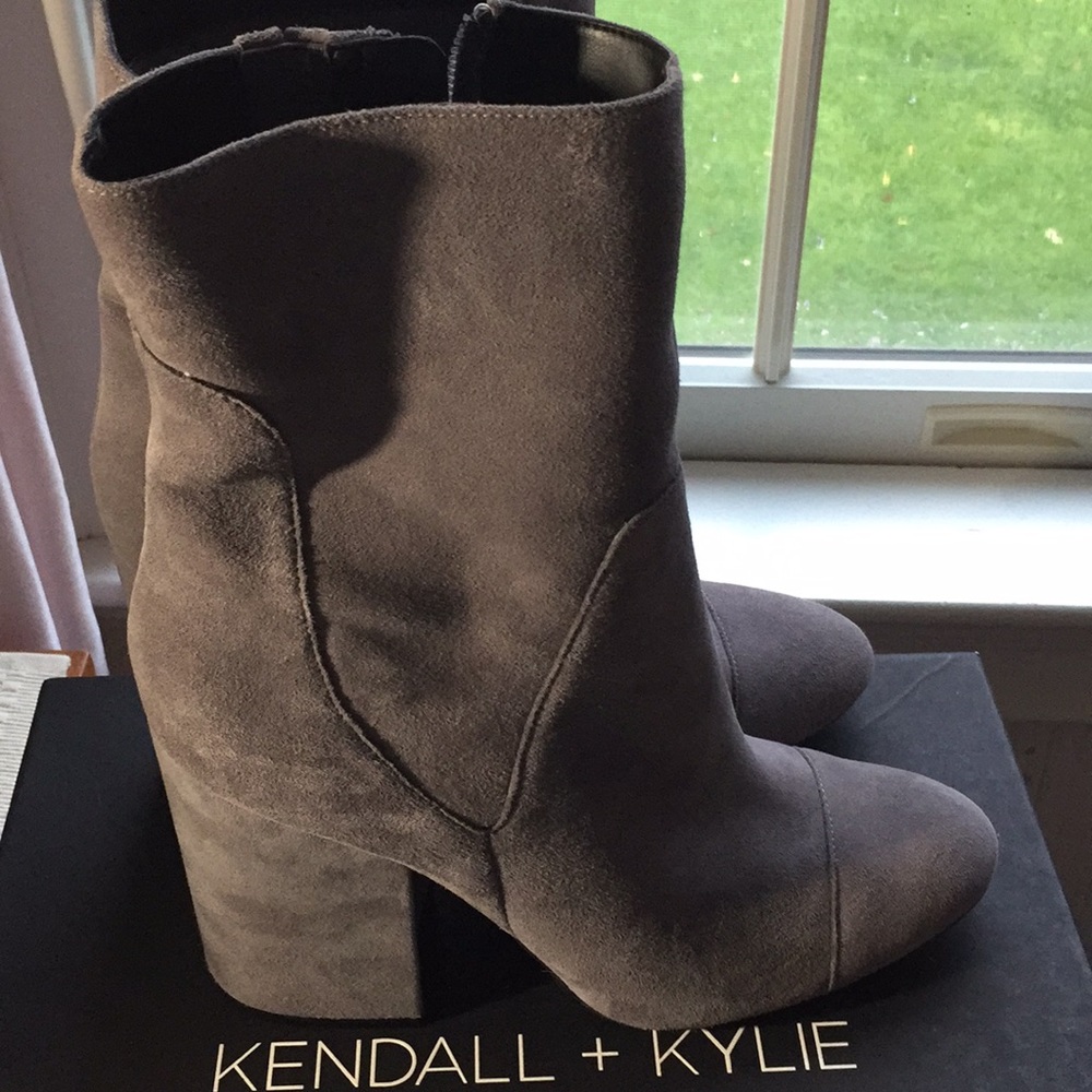 NEVER WORN Kendall and Kylie grey suede booties